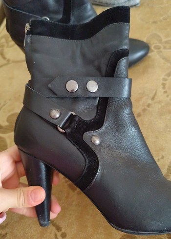 İnci Siyah Deri Tokalı Stiletto Topuklu Kadın Bot - Görsel 2