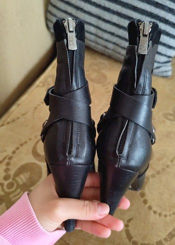 İnci Siyah Deri Tokalı Stiletto Topuklu Kadın Bot - Görsel 5