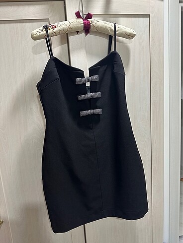 zara taşlı fiyonklu siyah mini elbise