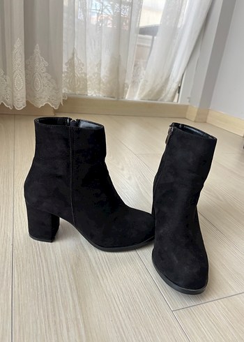 38 Beden Siyah Süet Kadın Dolgu Topuk Bot