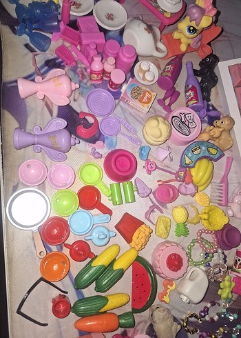 Barbie ve Miniş Aksesuarları - Renkli Mini Oyuncaklar - Görsel 3