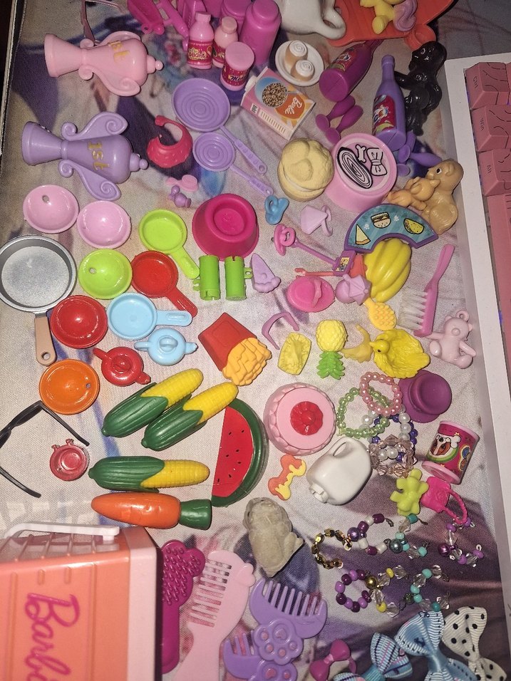 Barbie ve Miniş Aksesuarları - Renkli Mini Oyuncaklar - Görsel 2