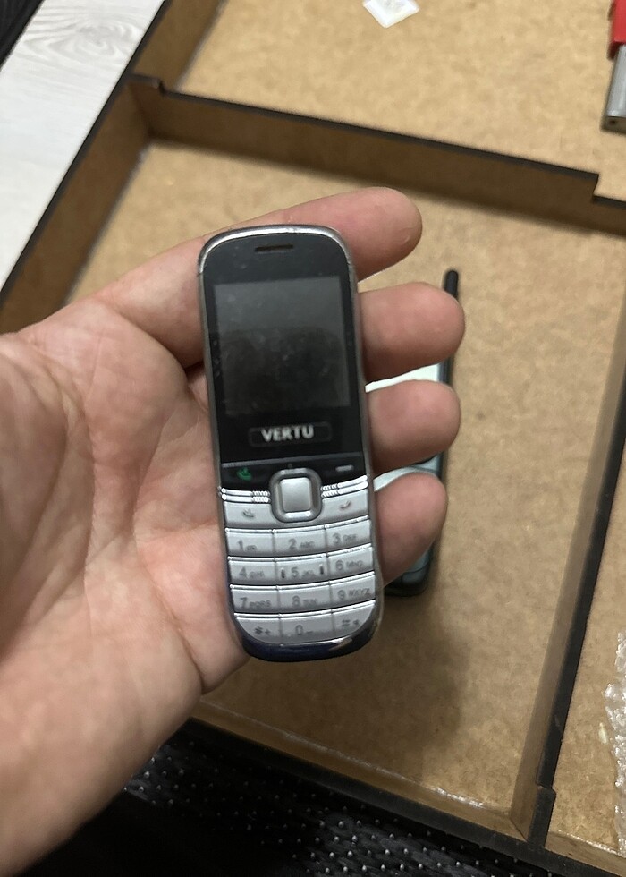 3 adet antika telefon Nokia 3310 vertu motorla - Görsel 4