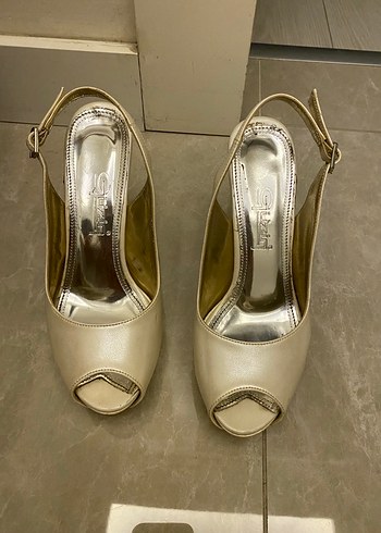 Beyaz Tokalı Stiletto Topuklu Kadın Abiye Ayakkabı