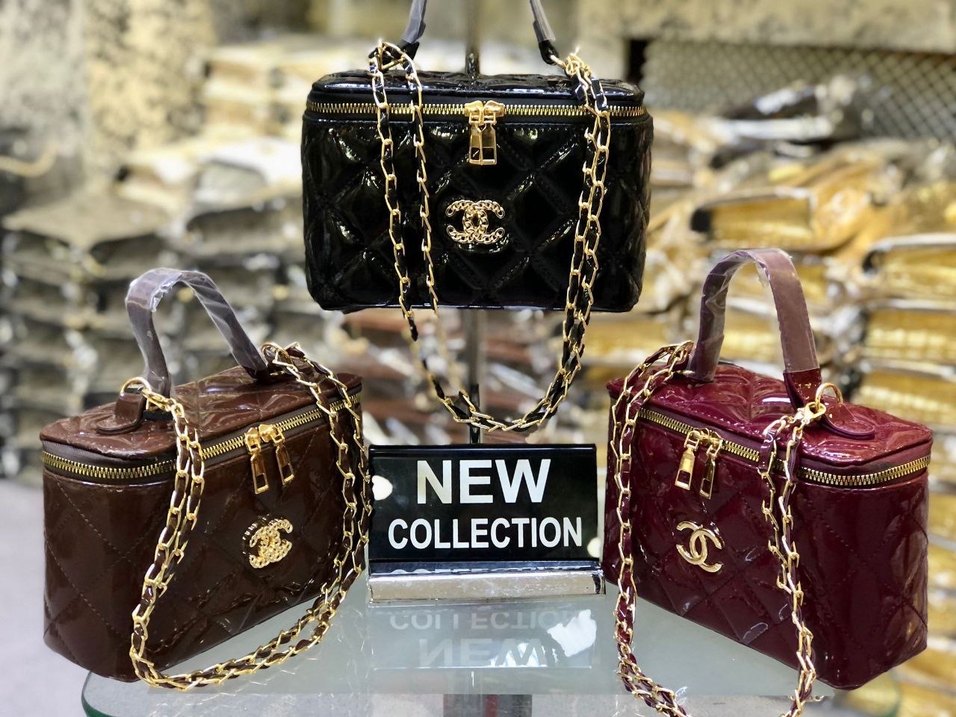 Zincir Detaylı Parlak Altın Kadın Çanta - Görsel 5