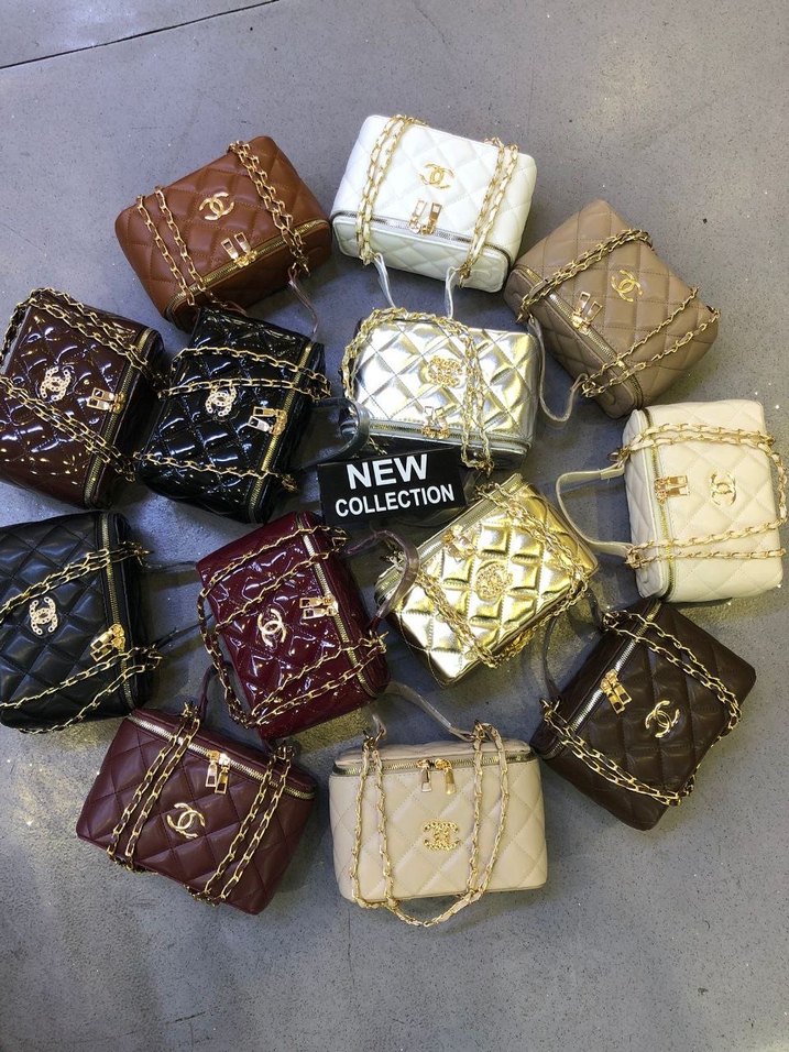 Zincir Detaylı Parlak Altın Kadın Çanta - Görsel 3