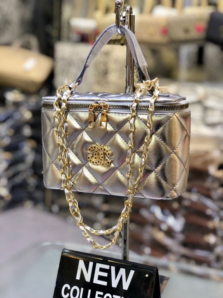 Zincir Detaylı Parlak Altın Kadın Çanta - Görsel 2