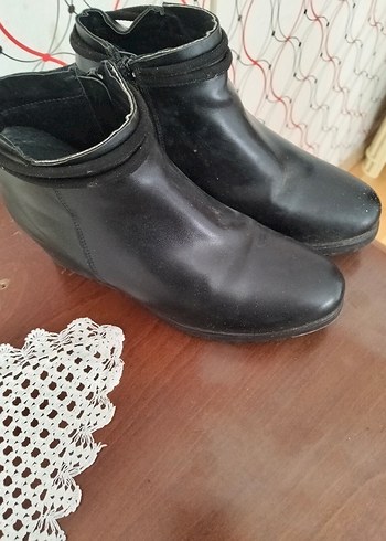 39 Beden Siyah Deri Kadın Dolgu Topuk Bot