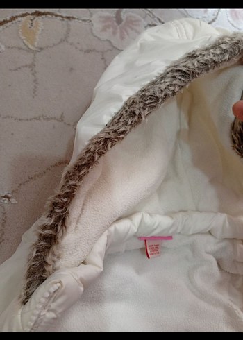 Kız Çocuk Beyaz Kürklü Kapüşonlu Yelek - Görsel 3