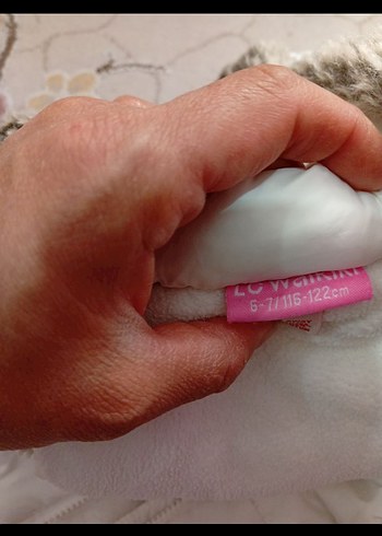 Kız Çocuk Beyaz Kürklü Kapüşonlu Yelek - Görsel 4