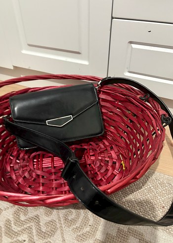 Kemer Detaylı Siyah Deri Kadın Çanta - Görsel 2