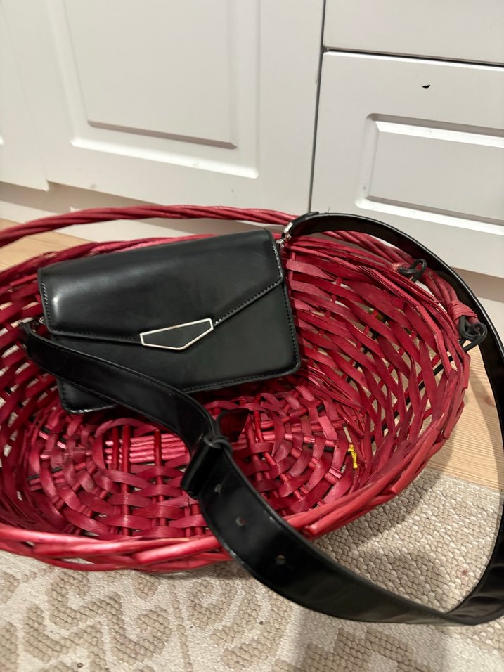 Kemer Detaylı Siyah Deri Kadın Çanta - Görsel 2