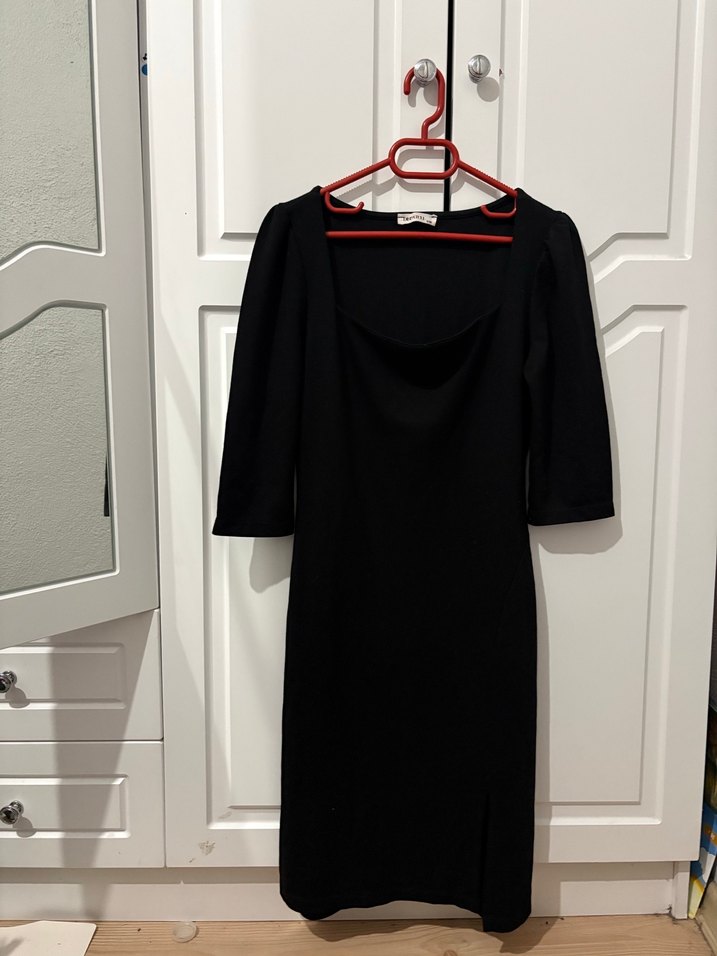 Siyah midi yırtmaçlı elbise - Görsel 4