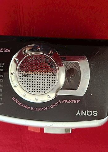 Çalışır durumda ses kayıt özellikli radyo ve kaset çalar.