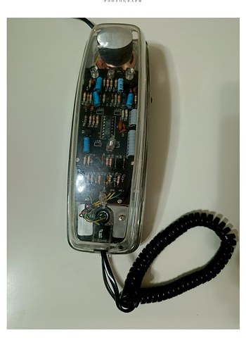 Çalışır durumda şeffaf tuşlu telefon.