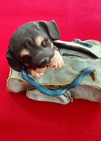 Diğer Bavuldan çıkan köpek formunda kumbara. 