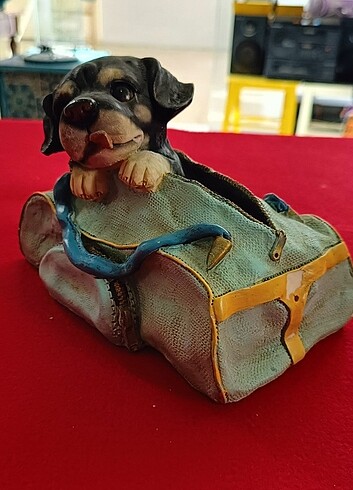  Beden Bavuldan çıkan köpek formunda kumbara. 