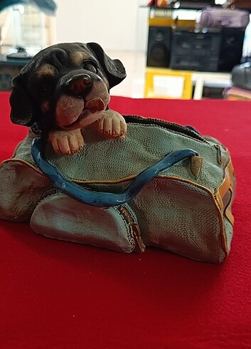  Beden gri Renk Bavuldan çıkan köpek formunda kumbara. 