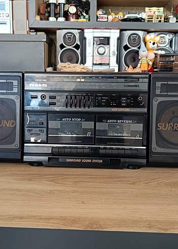 Yumatu marka büyük boy çalışır durumda radyo ve kaset çalar.