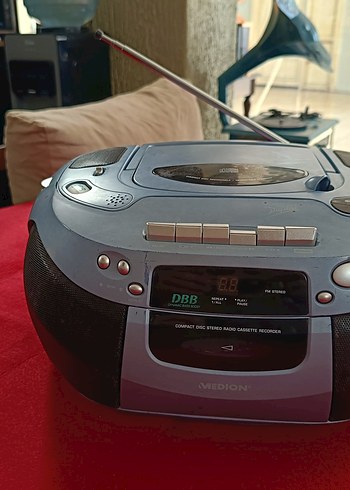 Radyo ve kaset çalar.