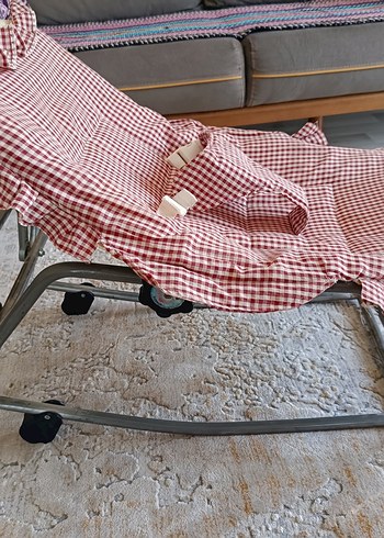 Sallanan ve ayarlanabilen ana kucağı.