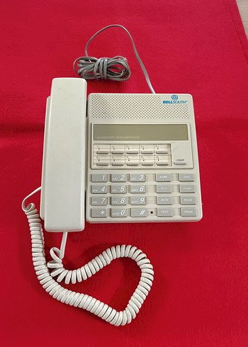 Çalışır durumda telefon. 20 telefon hafızalıdır.