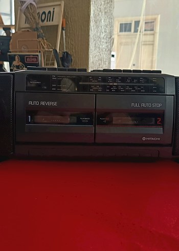 Hitachi marka Japon malı çift kasetçalarlı radyo.