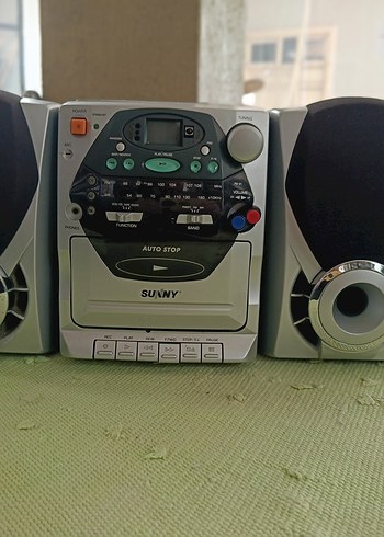 Sunny marka radyo ve kaset çalar.