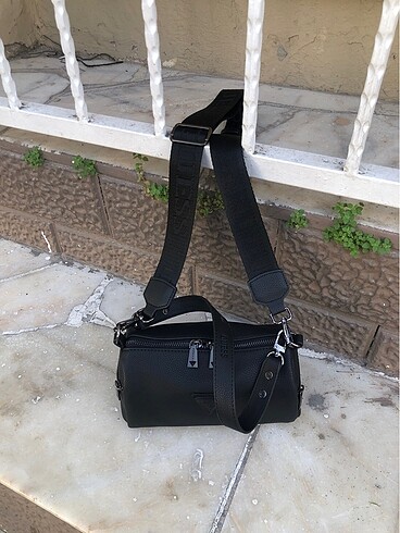 Guess Guess silindir kol ve omuz çantası