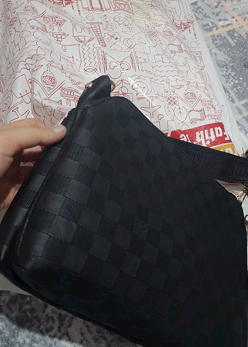 Siyah Deri Louis Vuitton Fermuarlı Çanta - Görsel 4