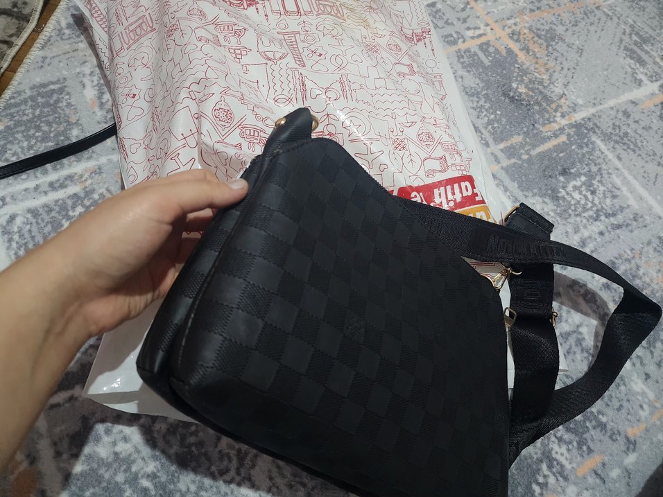 Siyah Deri Louis Vuitton Fermuarlı Çanta - Görsel 4