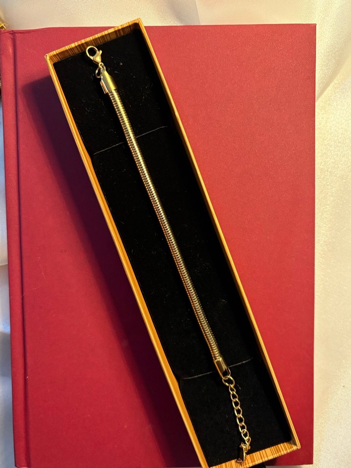 Zincir Detaylı Boru Altın Renk Kadın Bileklik - Görsel 3