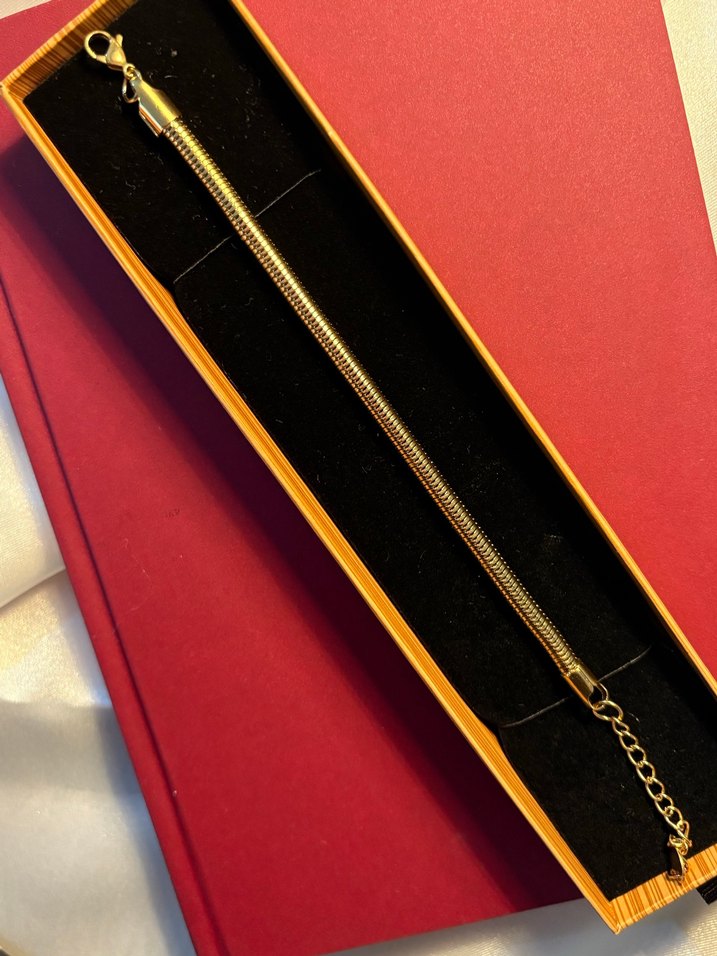 Zincir Detaylı Boru Altın Renk Kadın Bileklik - Görsel 4