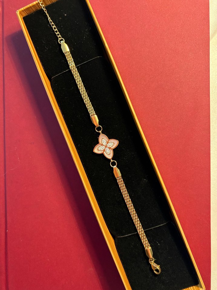 Zincir Detaylı Altın Renkli Kadın Bileklik - Görsel 4