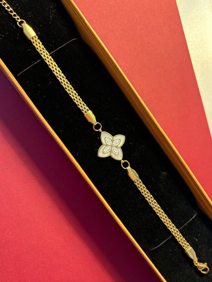 Zincir Detaylı Altın Renkli Kadın Bileklik - Görsel 2