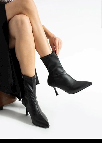 Zara Sik Siyah Sivri Topuklu Bot
