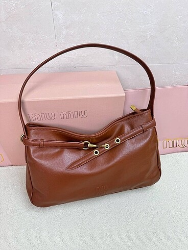  Beden çeşitli Renk Miu Miu Adventure Nappa Tote Bag