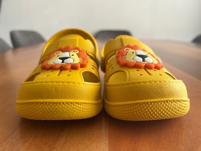 Cok az kullanilmis iki adet crocs terlik