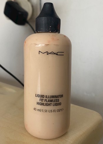 MAC Sıvı Aydınlatıcı Fondöten - Açık Bej - Görsel 2