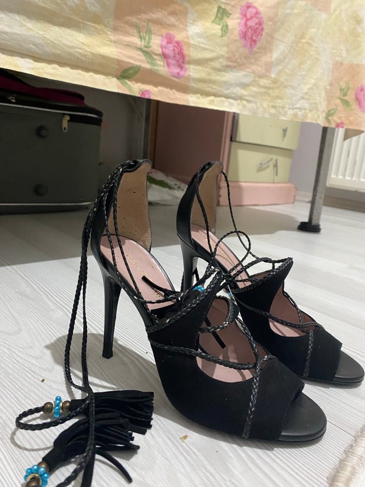 Siyah Yılan Derisi Desenli Püsküllü İnce Topuklu - Görsel 2