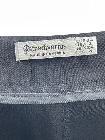 34 Beden siyah Renk Stradivarius Mini Şort %70 İndirimli.