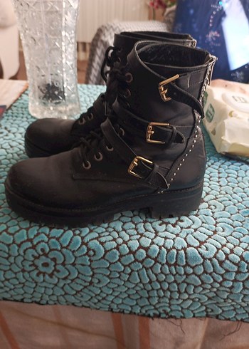 Siyah Deri Tokalı Kadın Bot - Görsel 2