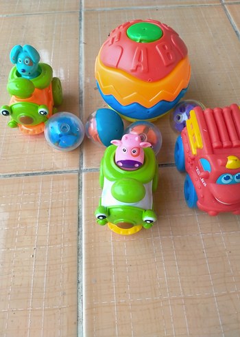 Renkli Oyuncak Arabalar ve Toplar - Görsel 3