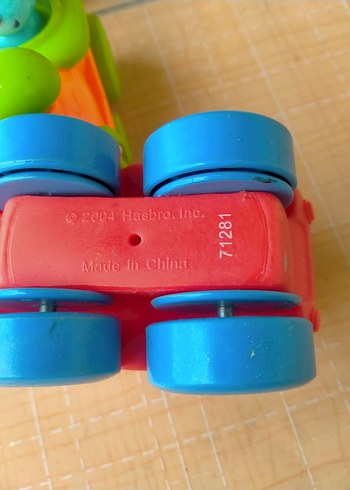 Renkli Oyuncak Arabalar ve Toplar - Görsel 6