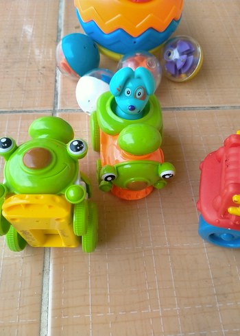 Renkli Oyuncak Arabalar ve Toplar - Görsel 4