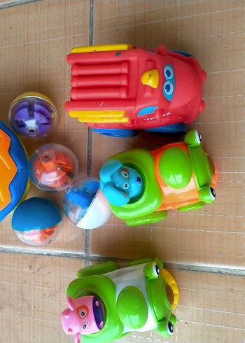 Renkli Oyuncak Arabalar ve Toplar - Görsel 2