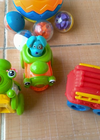 Renkli Oyuncak Arabalar ve Toplar - Görsel 5