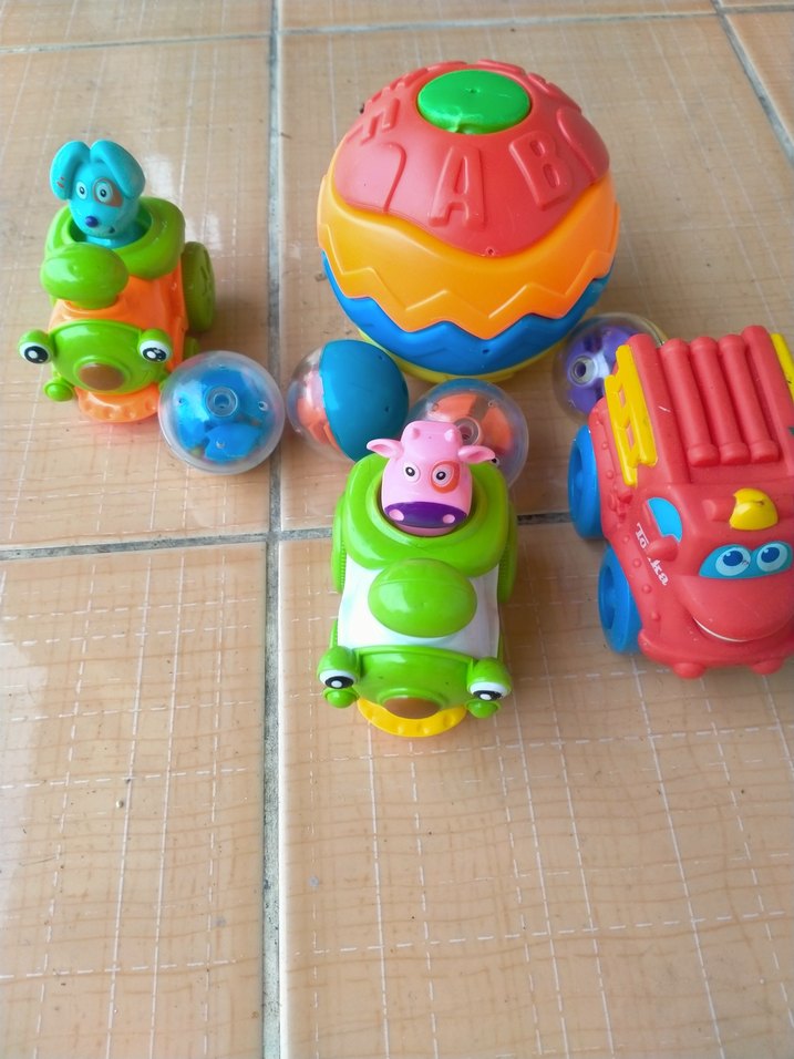 Renkli Oyuncak Arabalar ve Toplar - Görsel 3