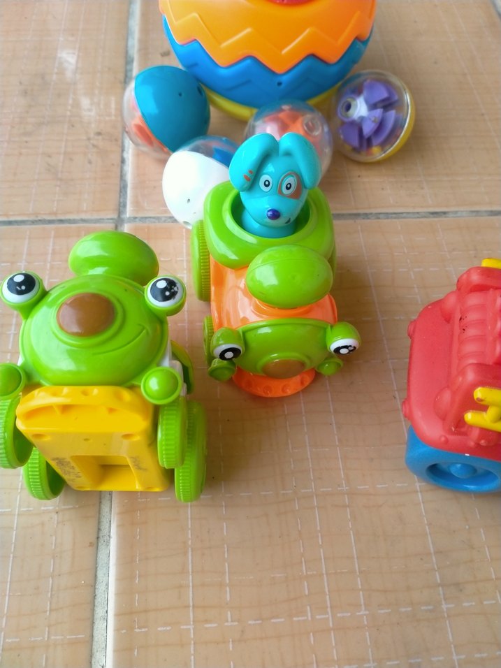 Renkli Oyuncak Arabalar ve Toplar - Görsel 4