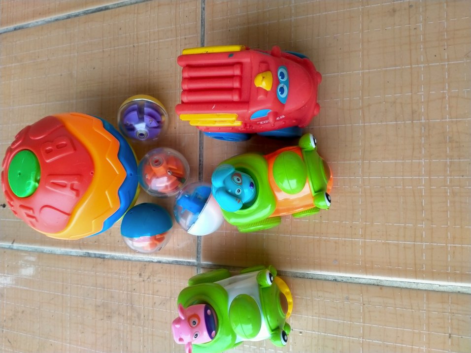 Renkli Oyuncak Arabalar ve Toplar - Görsel 2